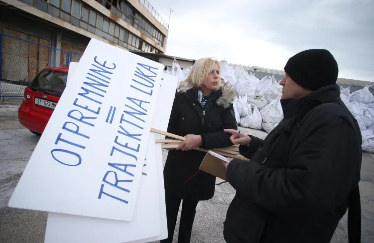 Radnici Dalmacijavina pred pogonom u trajektnoj luci prosvjedovali