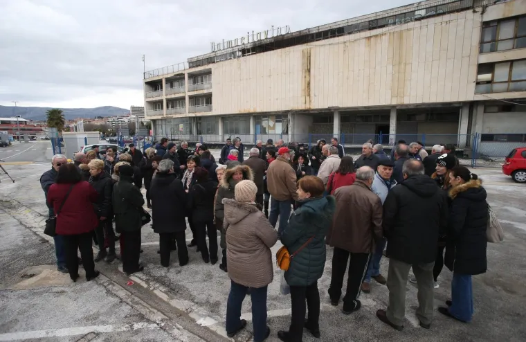 Radnici Dalmacijavina pred pogonom u trajektnoj luci prosvjedovali