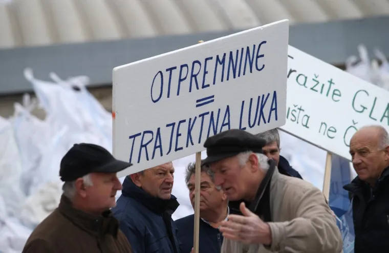 Radnici Dalmacijavina pred pogonom u trajektnoj luci prosvjedovali