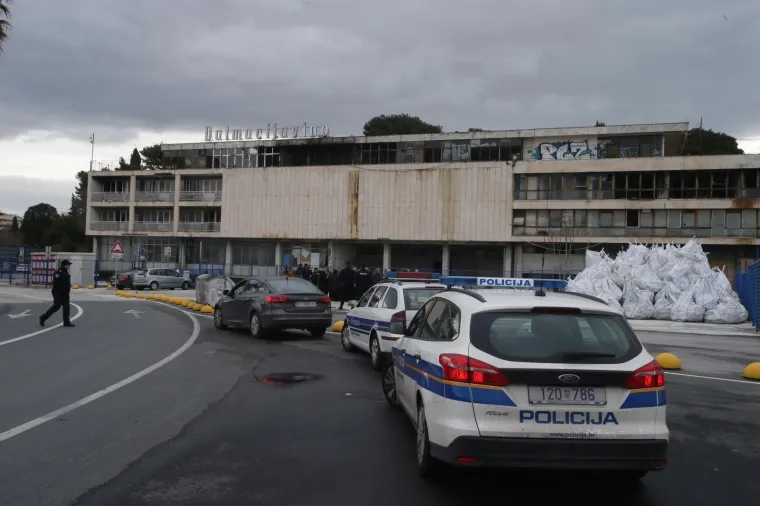 Radnici Dalmacijavina pred pogonom u trajektnoj luci prosvjedovali