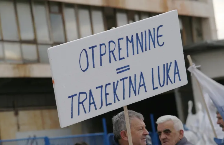 Radnici Dalmacijavina pred pogonom u trajektnoj luci prosvjedovali