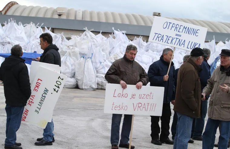 Radnici Dalmacijavina pred pogonom u trajektnoj luci prosvjedovali