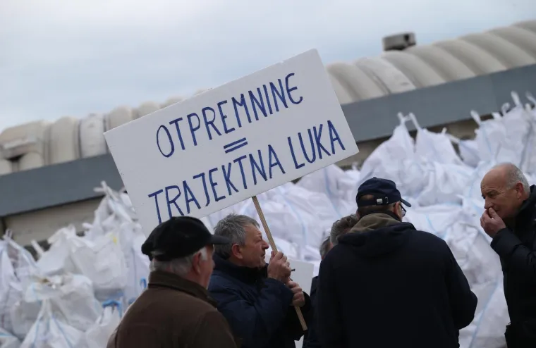 Radnici Dalmacijavina pred pogonom u trajektnoj luci prosvjedovali
