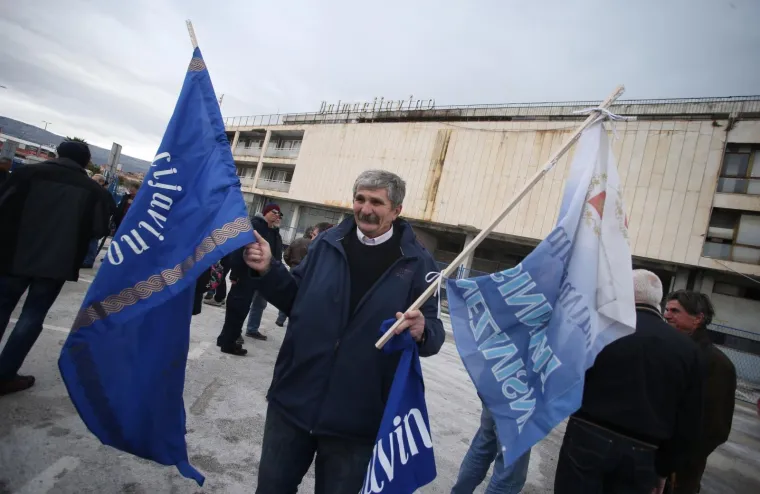 Radnici Dalmacijavina pred pogonom u trajektnoj luci prosvjedovali