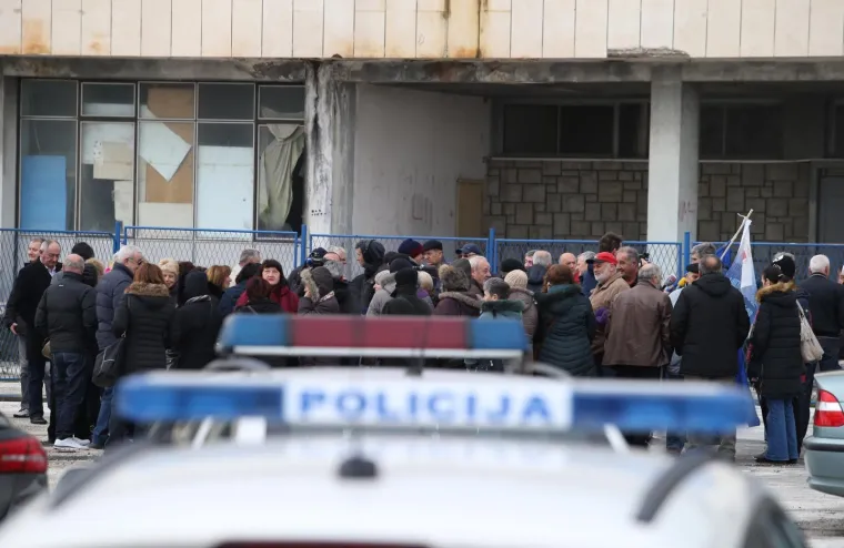 Radnici Dalmacijavina pred pogonom u trajektnoj luci prosvjedovali