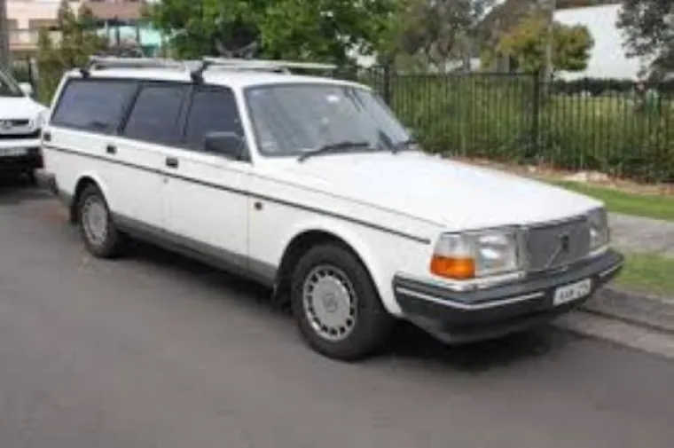 Volvo 240 GL  karavan iz 1991 ima taman toliko preveliki prtljažnik da je od klasika postao spodoba.