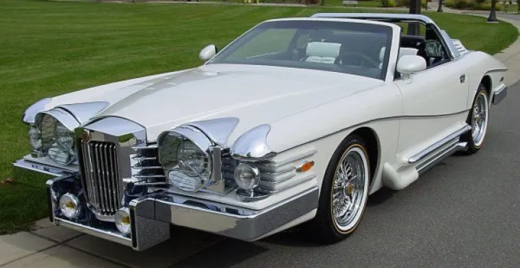 1987 Stutz Bearcat II "Dobar je dizajn ali idemo staviti i  maglenke dolje. Ček , ček , a da dodamo jo&scaron; par farova?  A mora imati i bočne  kromirane &scaron;titnike. A da pokažemo da je brz da dodamo i linije i kromirane obrube svjetlka? E da , jo&scaron; samo da mu otpilimo krov"