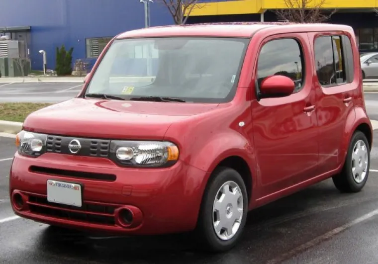 Nissan Cube
- s prijeda izgleda kao da su  izbole pčele
