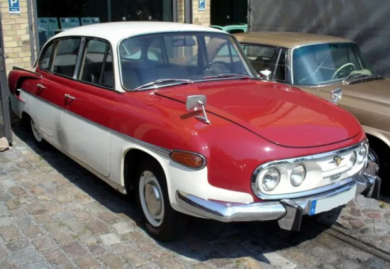 Tatra D603 Čehoslovačka Tatra ima nekih stvarno hvalevrijednih podviga. Njihova  Tatra 77 prvi je auto na svijetu koji je bio aerodinamičan,  po uzoru na Tatru 97, dizajnirana je daleko poznatija Buba,  a i pod komunističkom upravom proizvodili su aute koji su se sasvim dobro prodavali.  &Scaron;to&scaron;ta bi se dobroga dalo reći o toj tvorncici s dugom tradicijom. Ali ovaj auto nije im ba&scaron; na ponos.