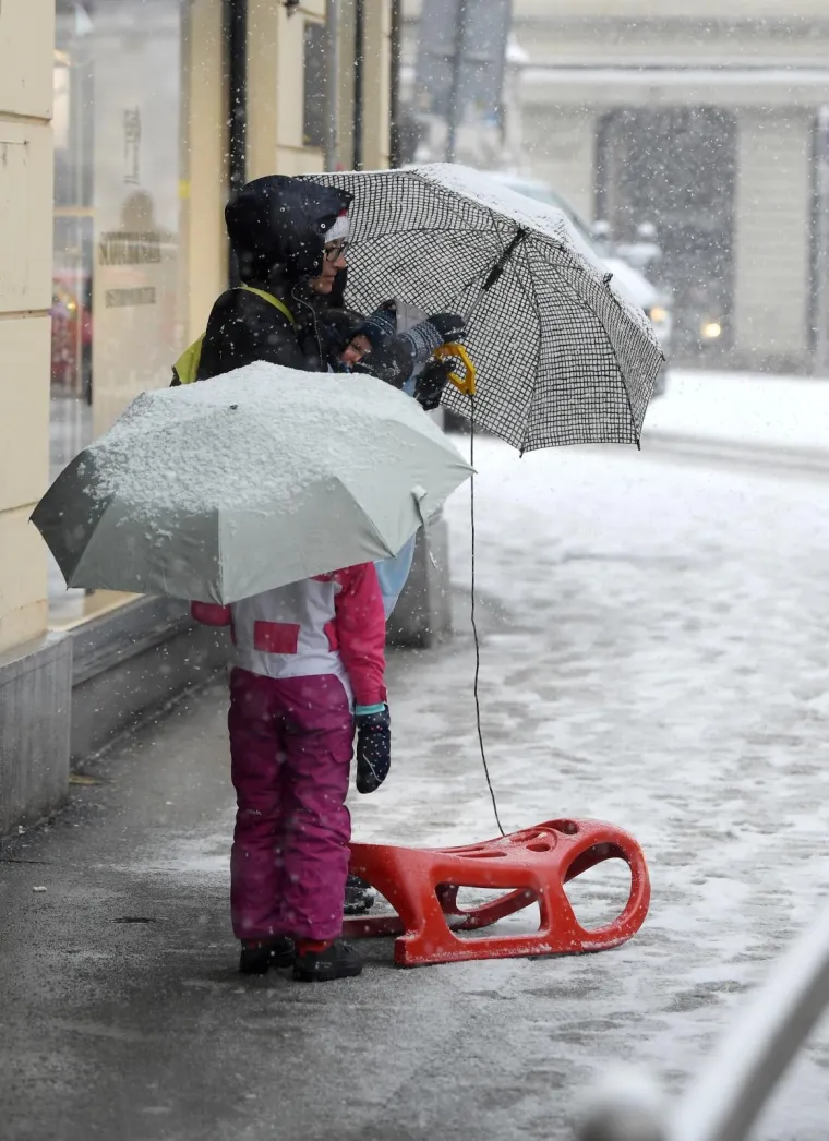 Nakon dugih najava i Zagreb je jutro osvanuo pod snijegom koji je nastavio padati i tijekom prijepodneva.