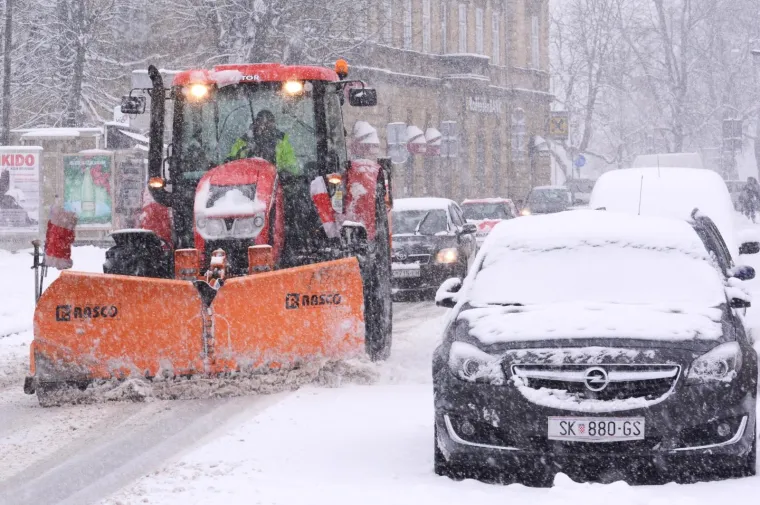 Snježni pokrivač zabijelio je danas i Sisak stvoriv&scaron;i tamo&scaron;njim žiteljima brojne probleme u prometu.