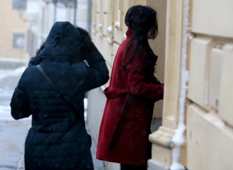 VAŽNO DA JE SEKSI: Ana Rucner po snijegu i bljuzgi došla u štiklicama na sjednicu zagrebačke Gradske skupštine