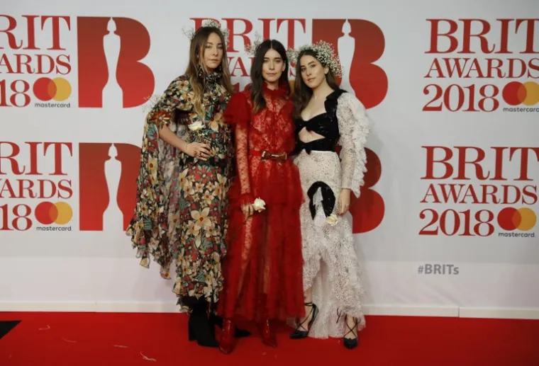 Sestre iz američke glazbene skupine HAIM, Este Haim, Danielle Haim i Alana Haim, nosile su jedne od najposebnijih haljina sinoć (i fora krune od cvijeća na glavi).
