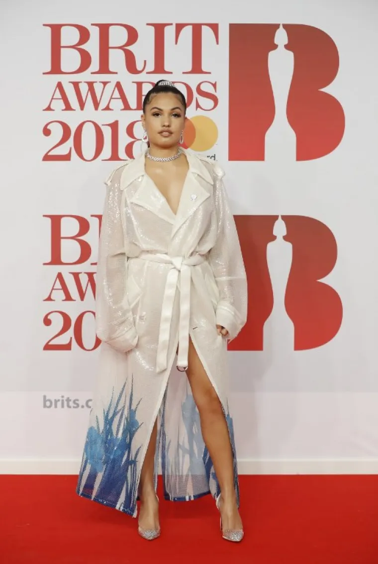 &Scaron;panjolska pjevačica Mabel  odabrala je neobičnu kombinaciju - haljinu ogrtač bijele boje s plavim detaljima na dnu.