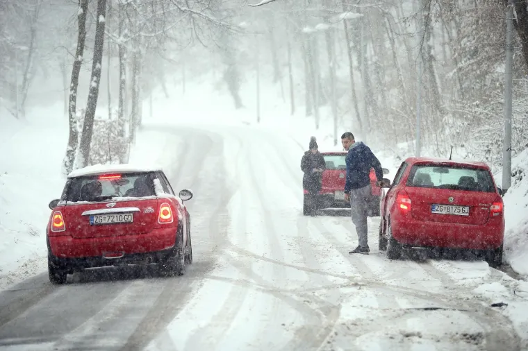SNIJEG STVORIO KAOS U PROMETU: Na Tu&scaron;kancu automobili klizili s ceste