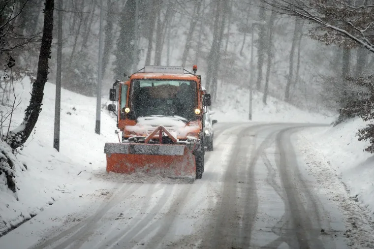 SNIJEG STVORIO KAOS U PROMETU: Na Tu&scaron;kancu automobili klizili s ceste