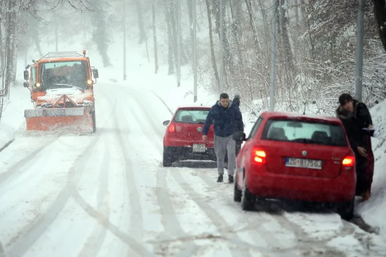 SNIJEG STVORIO KAOS U PROMETU: Na Tu&scaron;kancu automobili klizili s ceste