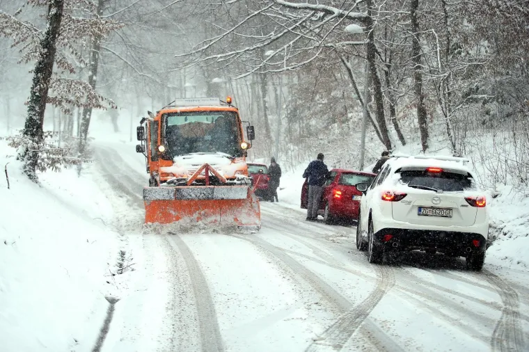 SNIJEG STVORIO KAOS U PROMETU: Na Tu&scaron;kancu automobili klizili s ceste