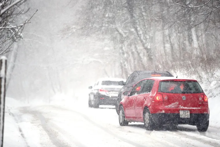 SNIJEG STVORIO KAOS U PROMETU: Na Tu&scaron;kancu automobili klizili s ceste