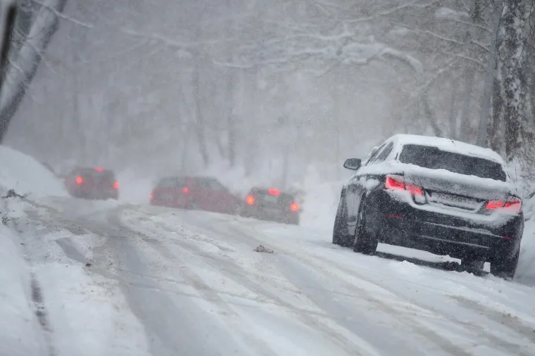 SNIJEG STVORIO KAOS U PROMETU: Na Tu&scaron;kancu automobili klizili s ceste