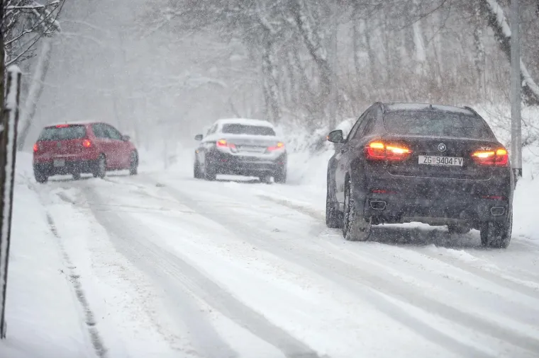 SNIJEG STVORIO KAOS U PROMETU: Na Tu&scaron;kancu automobili klizili s ceste