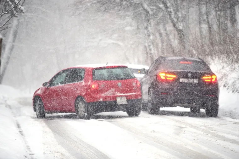 SNIJEG STVORIO KAOS U PROMETU: Na Tu&scaron;kancu automobili klizili s ceste
