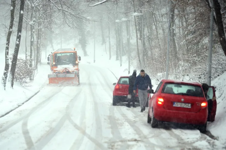 SNIJEG STVORIO KAOS U PROMETU: Na Tu&scaron;kancu automobili klizili s ceste