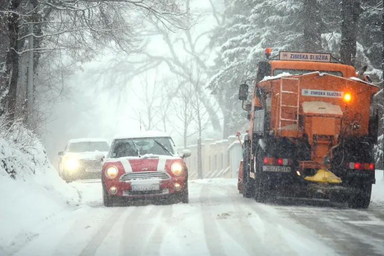 SNIJEG STVORIO KAOS U PROMETU: Na Tu&scaron;kancu automobili klizili s ceste