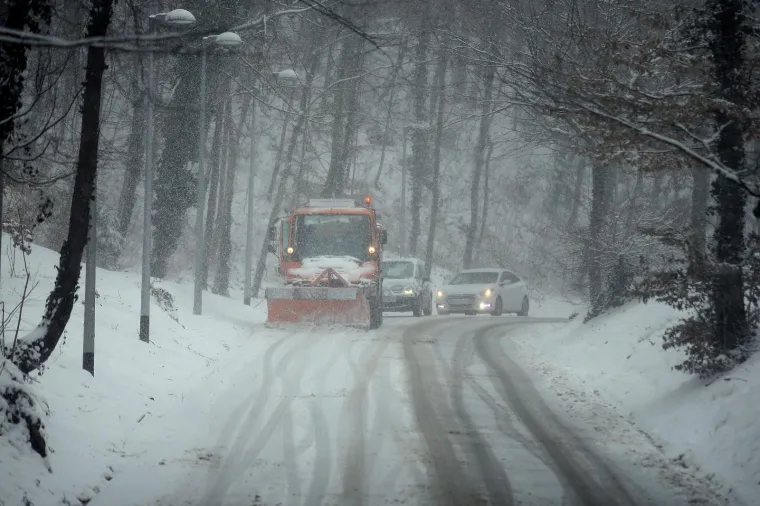 SNIJEG STVORIO KAOS U PROMETU: Na Tu&scaron;kancu automobili klizili s ceste