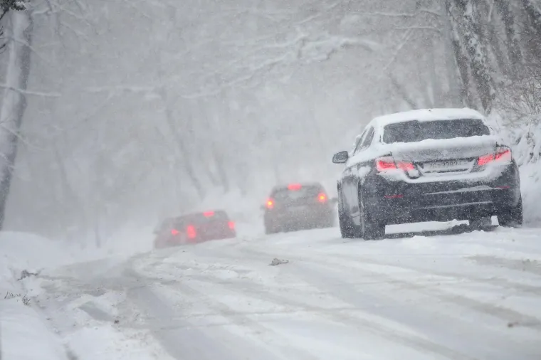 SNIJEG STVORIO KAOS U PROMETU: Na Tu&scaron;kancu automobili klizili s ceste