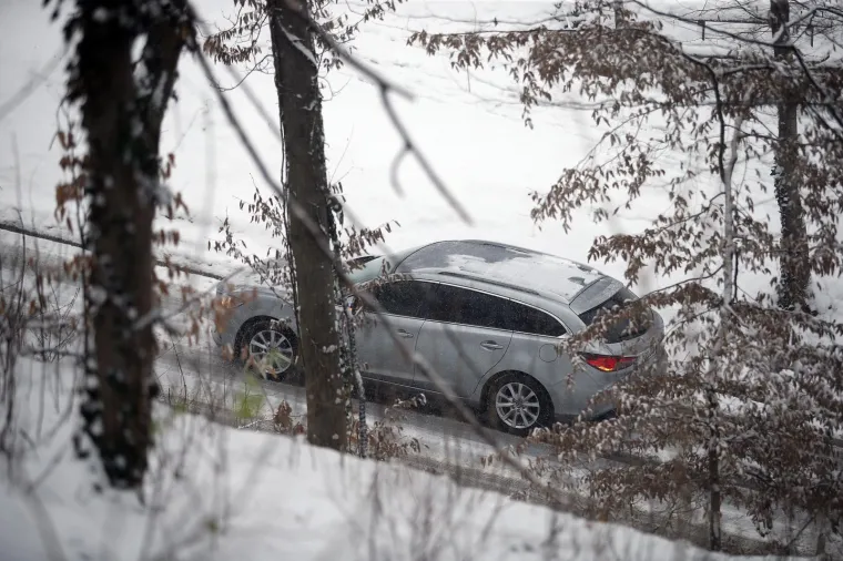 22.02.2018., Zagreb - S pojacanim snijegom u prijepodnevnim satima uzbrdica ulice Tuskanac bila je prezahtjevna za pojedine automobile. Poneki automobil morao se okrenuti u nazad na pola ceste, neki su zavrsili odsklizavsi sa ceste, a neki su pricekali ralicu kako bi iza nje prosli. 
Photo: Goran Stanzl/PIXSELL
