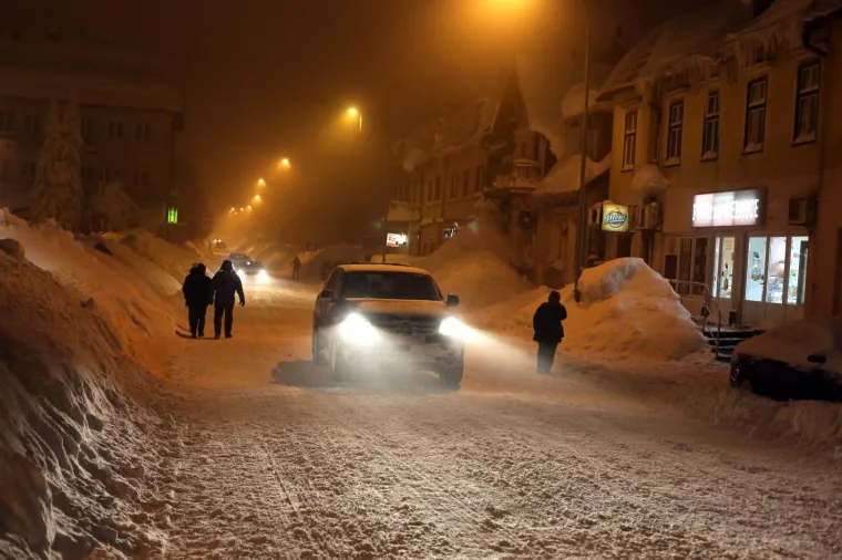 ZIMSKA BAJKA U DELNICAMA: Grad je prekriven golemim nanosima snijega, prizori su predivni