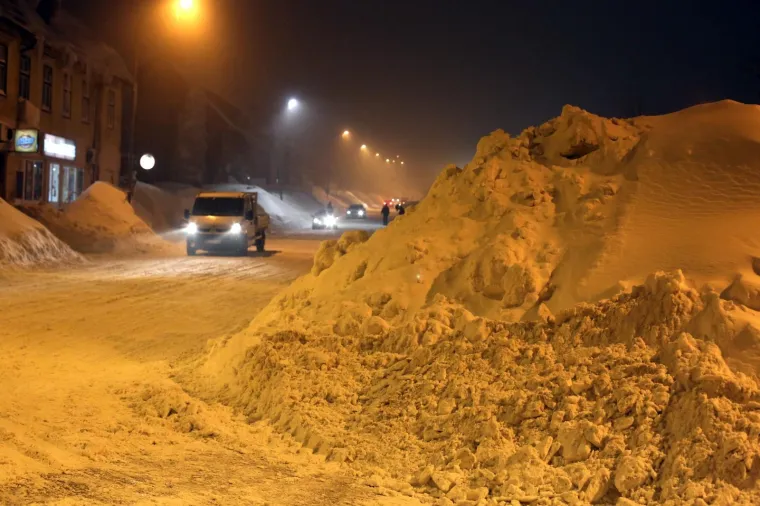 ZIMSKA BAJKA U DELNICAMA: Grad je prekriven golemim nanosima snijega, prizori su predivni