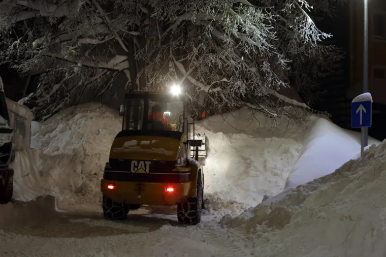 ZIMSKA BAJKA U DELNICAMA: Grad je prekriven golemim nanosima snijega, prizori su predivni