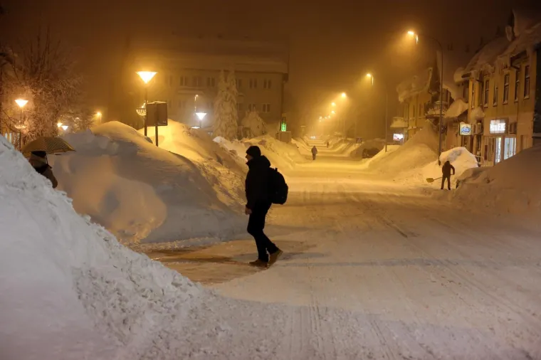ZIMSKA BAJKA U DELNICAMA: Grad je prekriven golemim nanosima snijega, prizori su predivni