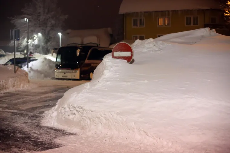 ZIMSKA BAJKA U DELNICAMA: Grad je prekriven golemim nanosima snijega, prizori su predivni