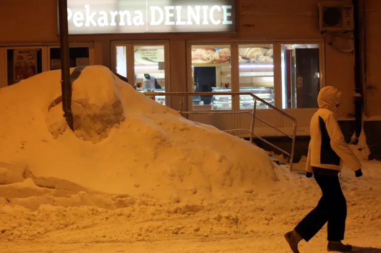 ZIMSKA BAJKA U DELNICAMA: Grad je prekriven golemim nanosima snijega, prizori su predivni