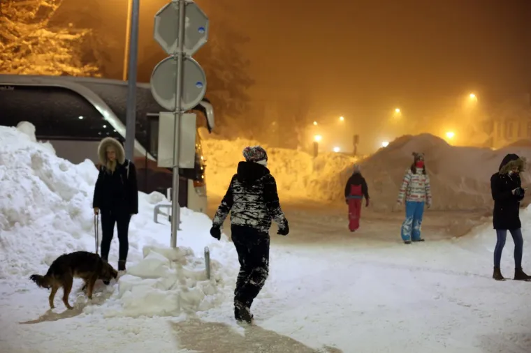 ZIMSKA BAJKA U DELNICAMA: Grad je prekriven golemim nanosima snijega, prizori su predivni