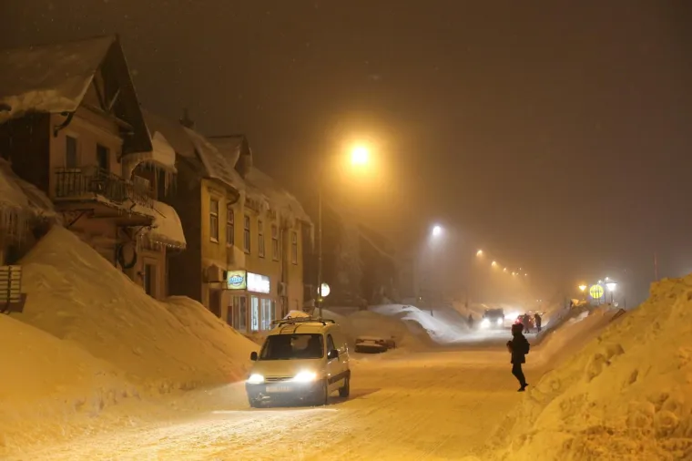 ZIMSKA BAJKA U DELNICAMA: Grad je prekriven golemim nanosima snijega, prizori su predivni