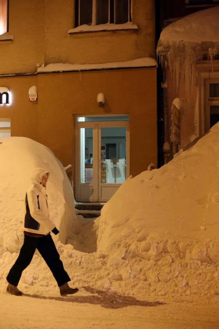 ZIMSKA BAJKA U DELNICAMA: Grad je prekriven golemim nanosima snijega, prizori su predivni