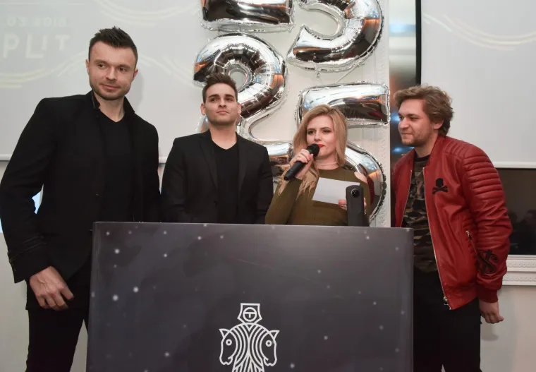 NA NOMINACIJAMA ZA PORIN JE BILO VESELO: Franka i Kedžo fotkali selfie, prepoznajete li osobu koja je upala u kadar?