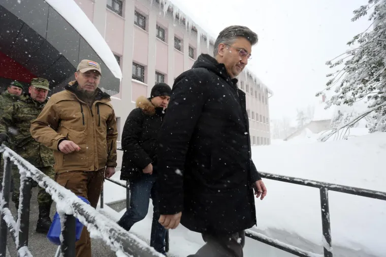 PLENKOVIĆ U DELNICAMA: Premijer obi&scaron;ao snijegom zameteni grad