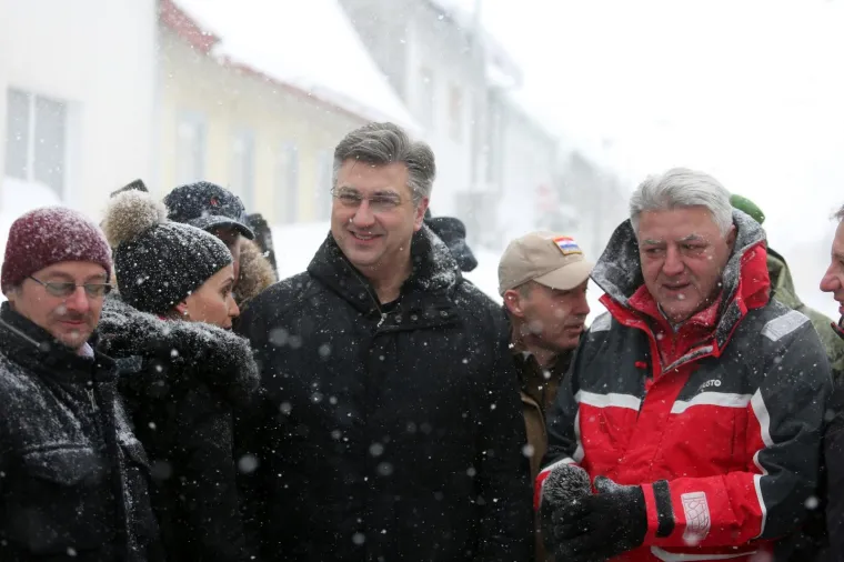 PLENKOVIĆ U DELNICAMA: Premijer obi&scaron;ao snijegom zameteni grad