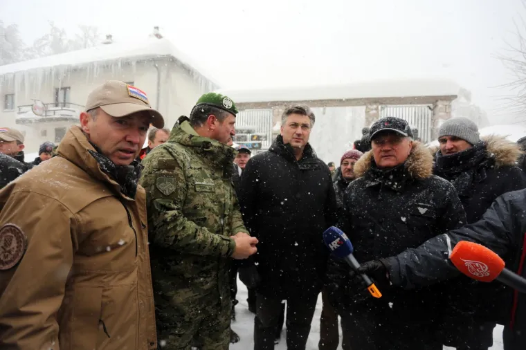 PLENKOVIĆ U DELNICAMA: Premijer obi&scaron;ao snijegom zameteni grad