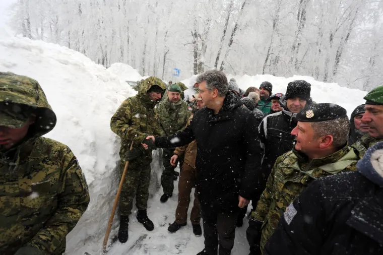PLENKOVIĆ U DELNICAMA: Premijer obi&scaron;ao snijegom zameteni grad