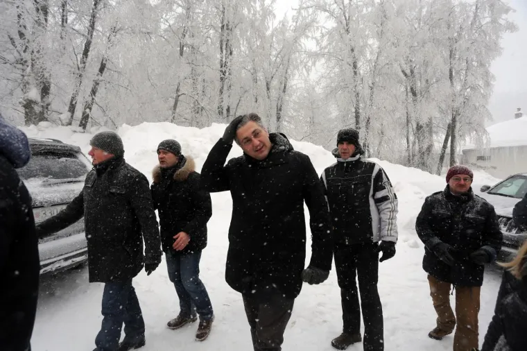 PLENKOVIĆ U DELNICAMA: Premijer obi&scaron;ao snijegom zameteni grad