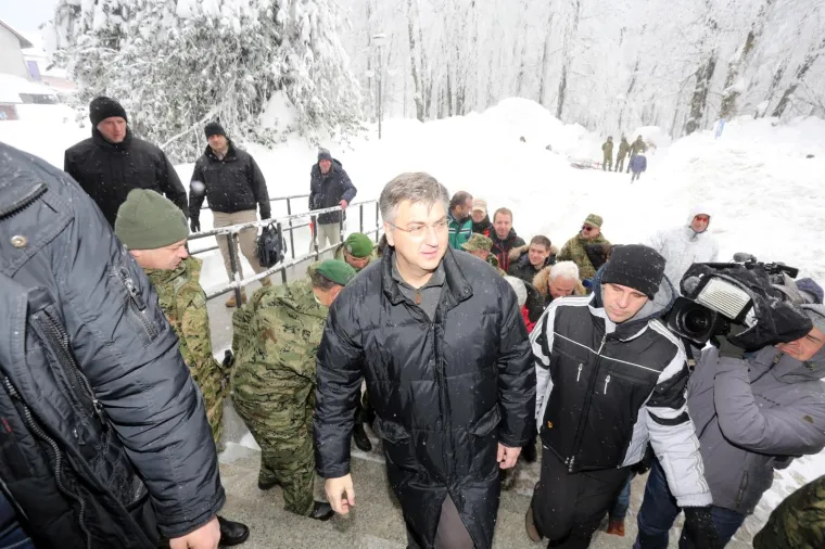 PLENKOVIĆ U DELNICAMA: Premijer obi&scaron;ao snijegom zameteni grad