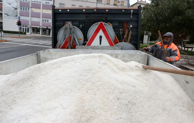 VELIKA FOTOGALERIJA: Sibirski val hladnoće stigao u Hrvatsku, snijeg padao čak i u Dalmaciji
