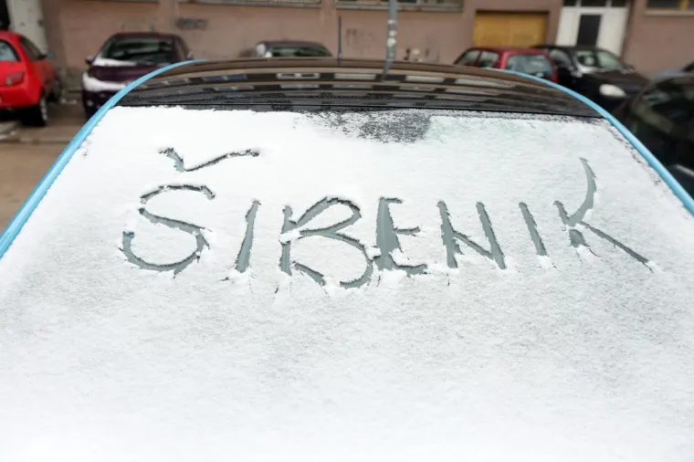 Dugo najavljivani snijeg pada u &Scaron;ibeniku.