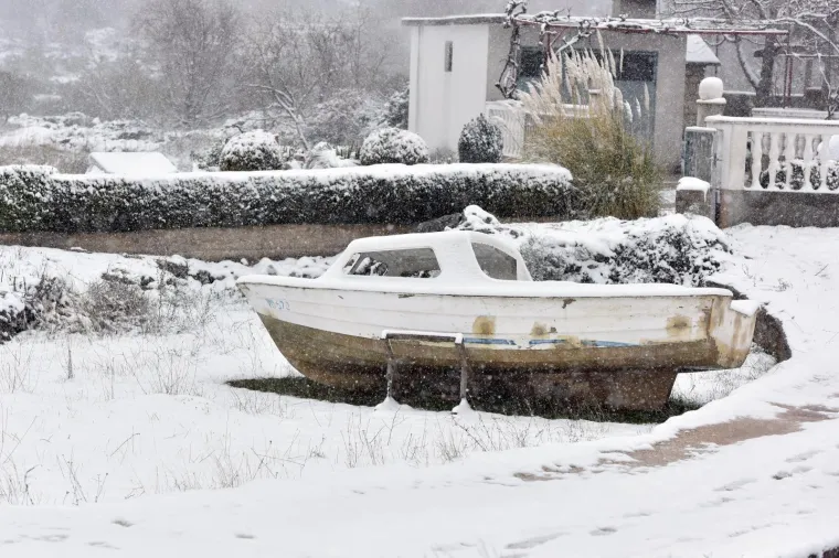 Boraja - u zaleđu &Scaron;ibenika pale veće količine snijega.